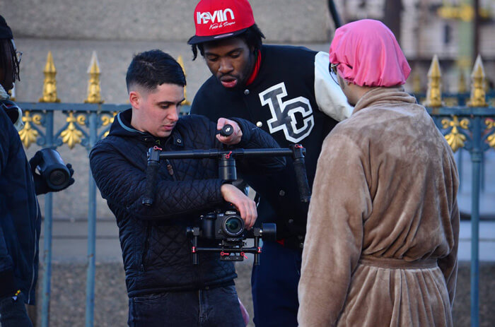 SaintRozdicyPimpy porte une snapback iKeviin dans son clip