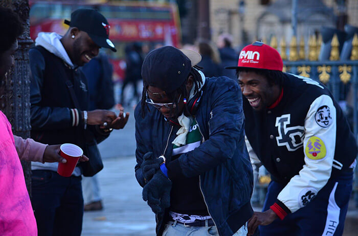SaintRozdicyPimpy porte une snapback iKeviin dans son clip