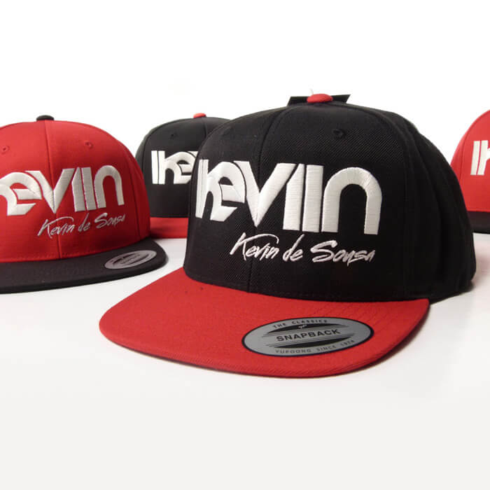 Casquette snapback iKeviin - Kevin de Sousa officielle noire avec la visière rouge